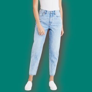 AEO RealGood Glowing Light Relaxed Mom Jeans